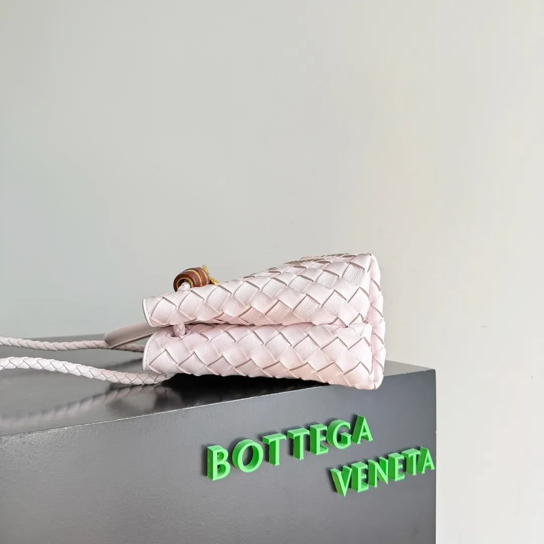 The new Andiamo batch of 3060 BV is shipped‼ ️The classic intercciato weaving process is used to create a soft bag, the metal knot is made of micro-cast aluminum using jewelry technology🪢, and the decorative beads are made of metal and hand-polished oak, allowing you to jump repeatedly between elegance and fun💃, making it unpredictable. Classic and versatile, it shows off your temperament, and the bag has a large capacity, making it very convenient for daily commuting! It has a variety of carrying methods, the shoulder straps can be adjusted by yourself, the original lambskin feels soft and delicate, and the unisex style breaks gender boundaries and brings a more practical and long-lasting use experience. The Andiamo, which has both elegant and casual styles, perfectly interprets the "fashionable old money style". Style number: 743568+wood hardware Color: Happy Pink Size: 25*22*10.5cm
